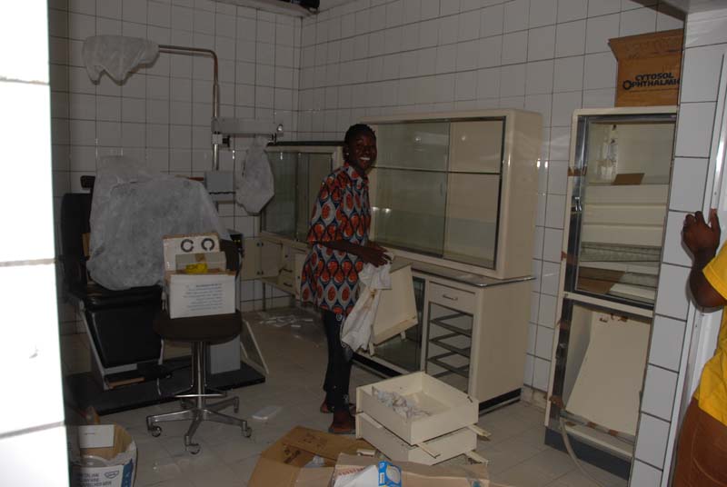 preparazione ambulatorio odontoiatria - burkina faso 2007- 0013