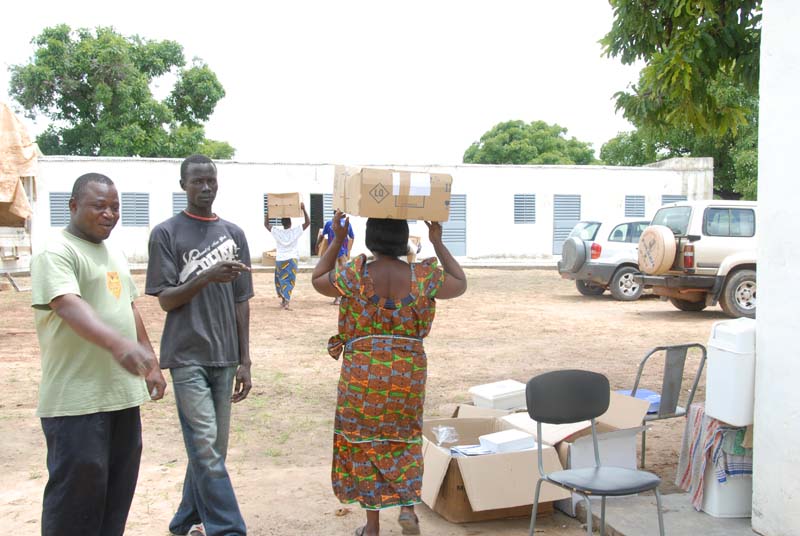 preparazione ambulatorio odontoiatria - burkina faso 2007- 0035